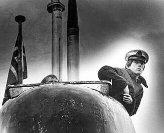 INGEN VISSTE: Her er kapteinsløytnant John på broen i 1980. Om bord kunne han ikke kle seg om, men i land tok han på seg kvinneklær. Det var en ensomt liv. INGEN VISSTE: Her er kapteinsløytnant John på broen i 1980. Om bord kunne han ikke kle seg om, men i land tok han på seg kvinneklær. Det var en ensomt liv.