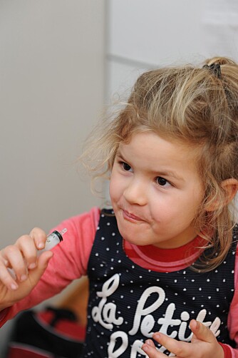 MEDISINER: Både morgen og kveld skal Sandra ha medisiner, det er hun for lengst blitt vant til. MEDISINER: Både morgen og kveld skal Sandra ha medisiner, det er hun for lengst blitt vant til.