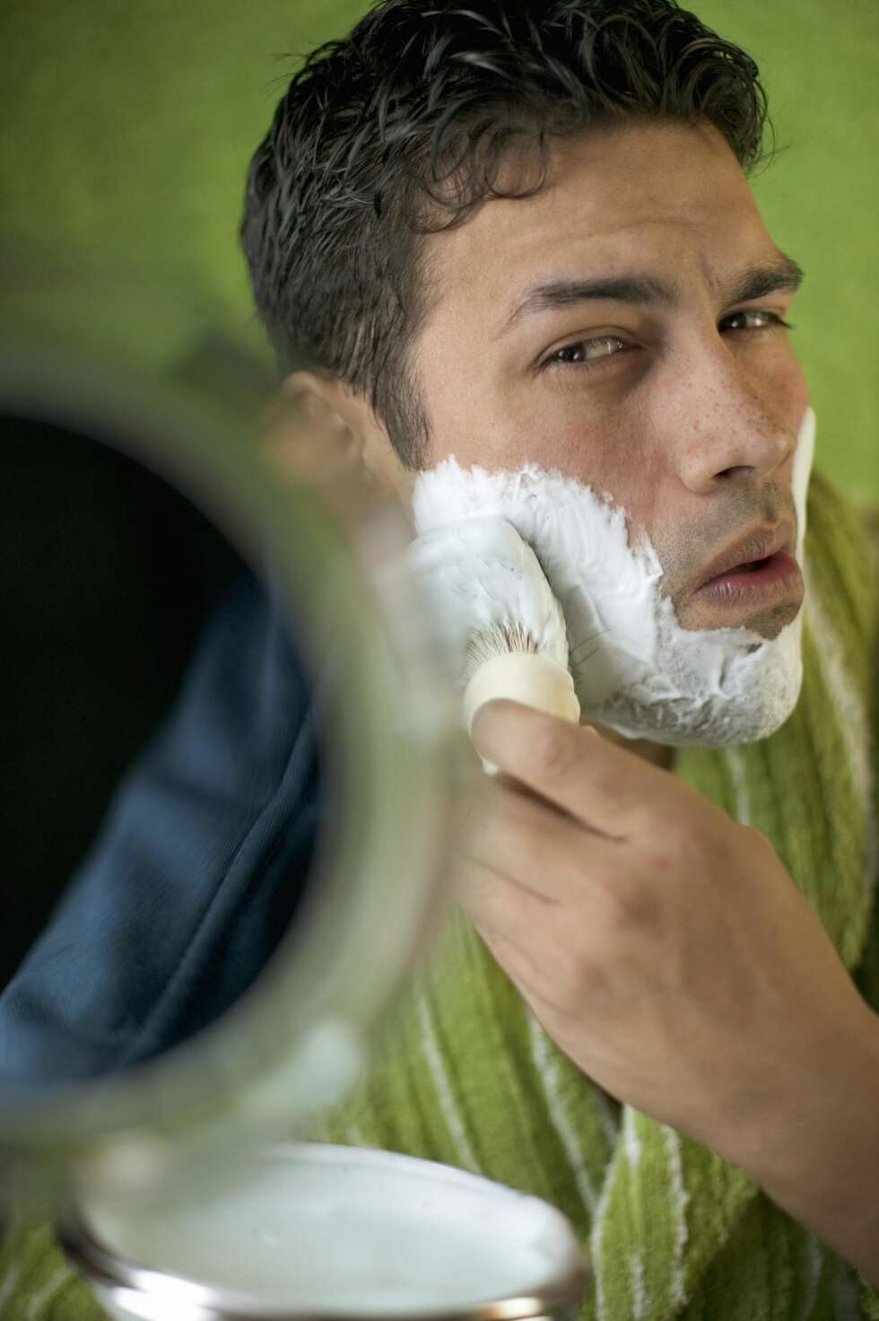 BRUK BARBERKOST: Bruker du en barberkost for å skumme opp barberkremen eller barbersåpen, vil hårene løfte seg og du vil dermed få en "closer shave". BRUK BARBERKOST: Bruker du en barberkost for å skumme opp barberkremen eller barbersåpen, vil hårene løfte seg og du vil dermed få en "closer shave".