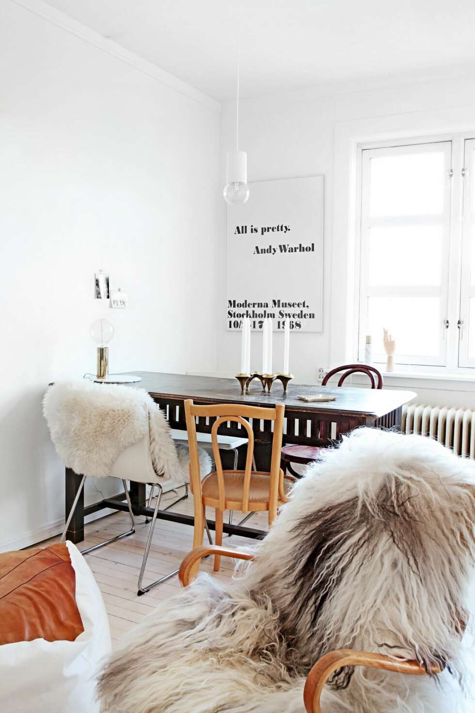 SPISEKROK: Det gamle spisebordet fra nedlagte Room har Erica kjøpt på finn.no. Rundt bordet har hun satt to klassiske Thonet-stoler sammen med noen enkle Ikea-stoler. FOTO: Mint Agency SPISEKROK: Det gamle spisebordet fra nedlagte Room har Erica kjøpt på finn.no. Rundt bordet har hun satt to klassiske Thonet-stoler sammen med noen enkle Ikea-stoler. FOTO: Mint Agency