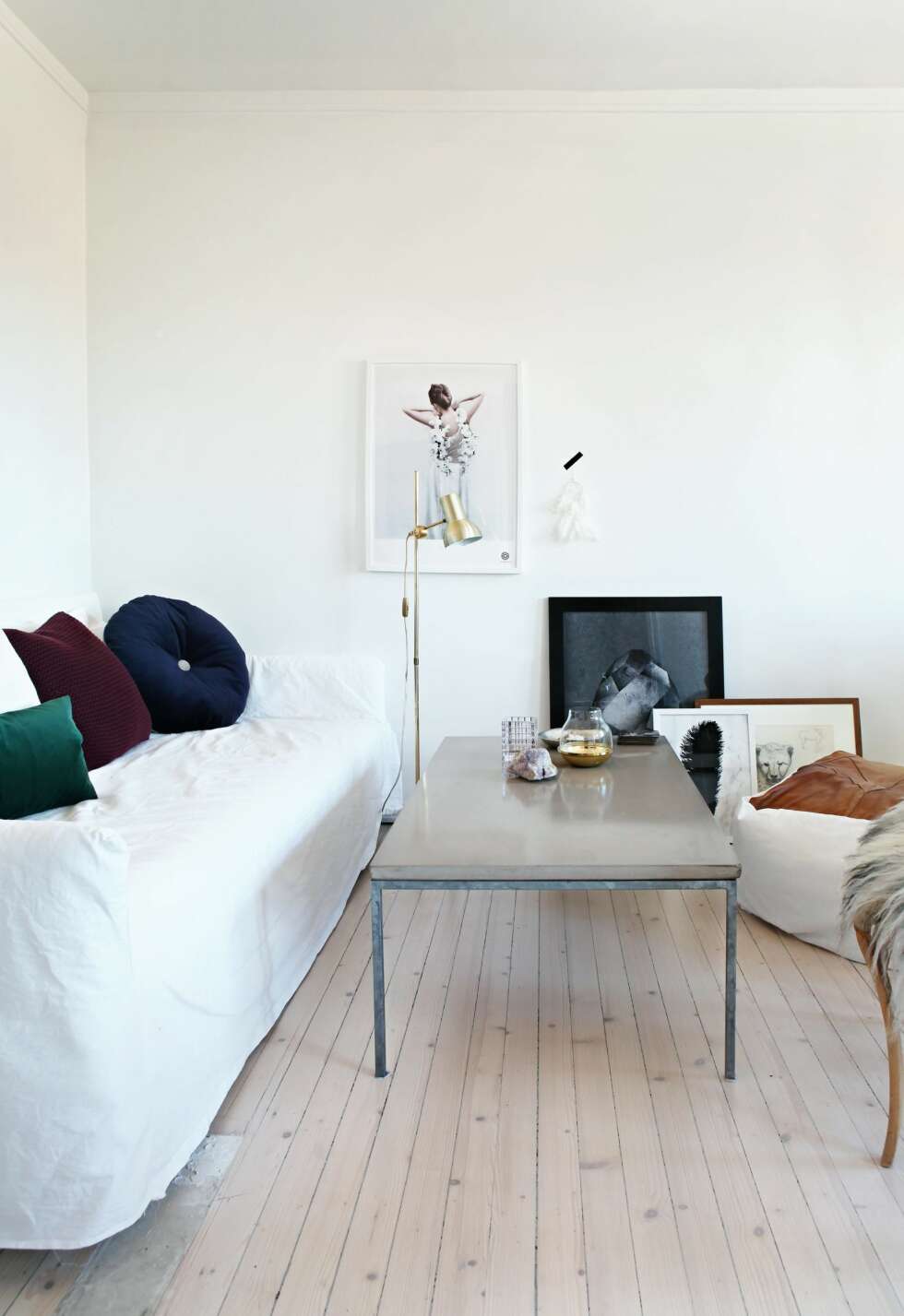 ENKELT PREG: – Stuen er ganske enkel, men likevel koselig, synes Erica. Betongbordet er fra svenske MBJ Design. Sofaen har hun laget selv av en rammemadrass og sydd et hvitt lintrekk til. De hvite fløyelsputene er fra Zanz. Gulvlampen er enkel og ren i uttrykket og står godt mot kunstplakaten fra Vee Speers. Plakaten er fra fotografiska.eu. FOTO: Mint Agency ENKELT PREG: – Stuen er ganske enkel, men likevel koselig, synes Erica. Betongbordet er fra svenske MBJ Design. Sofaen har hun laget selv av en rammemadrass og sydd et hvitt lintrekk til. De hvite fløyelsputene er fra Zanz. Gulvlampen er enkel og ren i uttrykket og står godt mot kunstplakaten fra Vee Speers. Plakaten er fra fotografiska.eu. FOTO: Mint Agency