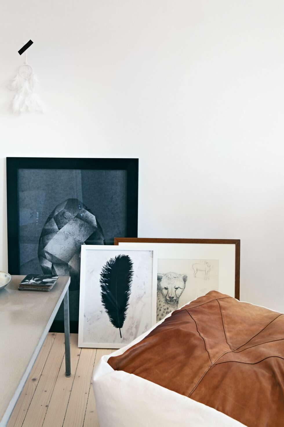 EN SAMLING AV BILDER: Puffen har Erica sydd selv av en
gammel skinnjakke. Ved å sette bilder og kunst langs veggen, har hun skapt et tilsynelatende tilfeldig uttrykk. FOTO: Mint Agency EN SAMLING AV BILDER: Puffen har Erica sydd selv av en
gammel skinnjakke. Ved å sette bilder og kunst langs veggen, har hun skapt et tilsynelatende tilfeldig uttrykk. FOTO: Mint Agency