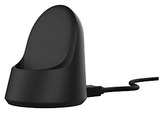 TRÅDLØS LADING: Motorola Moto 360 lades trådløst via en egen medfølgende ladestasjon. TRÅDLØS LADING: Motorola Moto 360 lades trådløst via en egen medfølgende ladestasjon.