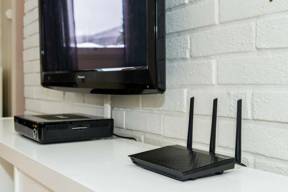LØFT FREM: Ruteren Asus RT-AC66U ble satt opp og fram i stedet for å gjemmes bort i et skap nær gulvet. LØFT FREM: Ruteren Asus RT-AC66U ble satt opp og fram i stedet for å gjemmes bort i et skap nær gulvet.
