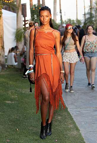 UNNGÅ: Du kan selvfølgelig la antrekket bestå av festivalinspirerte elementer som for eksempel en veske med frynser, men stylistene fraråder deg fra å gå for en full festivallook på nasjonaldagen. FOTO: Getty Images UNNGÅ: Du kan selvfølgelig la antrekket bestå av festivalinspirerte elementer som for eksempel en veske med frynser, men stylistene fraråder deg fra å gå for en full festivallook på nasjonaldagen. FOTO: Getty Images