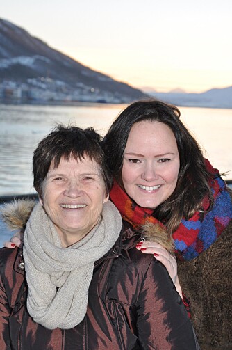 STOLT MAMMA: – Jeg er stolt av Trine Lise, som gjør det så bra som komiker, sier mamma Ragnhild. Fosterdatteren kom til henne som en åtte år gammel, frustrert jente og kan ikke få fullrost henne: ”Hun er verdens beste!” STOLT MAMMA: – Jeg er stolt av Trine Lise, som gjør det så bra som komiker, sier mamma Ragnhild. Fosterdatteren kom til henne som en åtte år gammel, frustrert jente og kan ikke få fullrost henne: ”Hun er verdens beste!”