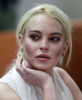 FOR MARKANT: Det skal ikke se ut som du har på deg solpudder, du skal se naturlig solkysset ut - noe som Lindsay Lohan tydeligvis ikke har fått med seg. FOR MARKANT: Det skal ikke se ut som du har på deg solpudder, du skal se naturlig solkysset ut - noe som Lindsay Lohan tydeligvis ikke har fått med seg.