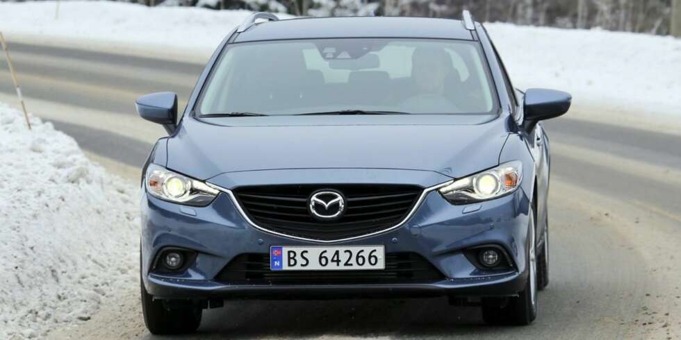 TEKNOLOGIEN FUNKER: I vår faste forbrukstest på 20 mil viser Mazda6 har verken tall eller teknologi er noen bløff. Med et testforbruk på 0,5 l/mil er dette en av de sparsommeligste familiebilene vi har kjørt. FOTO: Terje Bjørnsen TEKNOLOGIEN FUNKER: I vår faste forbrukstest på 20 mil viser Mazda6 har verken tall eller teknologi er noen bløff. Med et testforbruk på 0,5 l/mil er dette en av de sparsommeligste familiebilene vi har kjørt. FOTO: Terje Bjørnsen