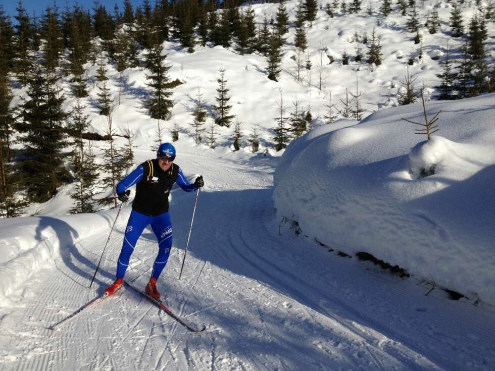 TAR SEG ET DANSESTEG: Man koster på seg litt skøyting mellom sporene i det fantastiske terrenget rundt Svarten. TAR SEG ET DANSESTEG: Man koster på seg litt skøyting mellom sporene i det fantastiske terrenget rundt Svarten.