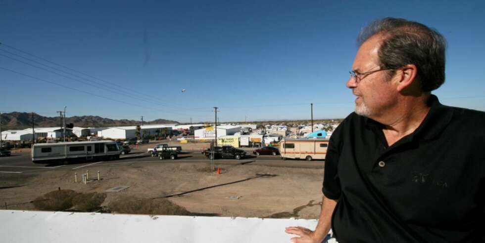 LINTZ PÅ TAKET: John Lintz er Burger King-boss i Quartzsite. På fritiden er han stor bilentusiast, og viste stor interesse for mitt transportmiddel på turen. LINTZ PÅ TAKET: John Lintz er Burger King-boss i Quartzsite. På fritiden er han stor bilentusiast, og viste stor interesse for mitt transportmiddel på turen.