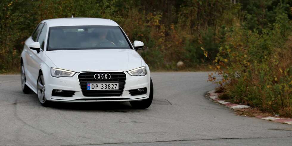 HE-HE: Audi A3 Sportsedan kaller på smilet under svingkjøring. Sedanversjonen er hakket morsommere en kombiutgaven. HE-HE: Audi A3 Sportsedan kaller på smilet under svingkjøring. Sedanversjonen er hakket morsommere en kombiutgaven.