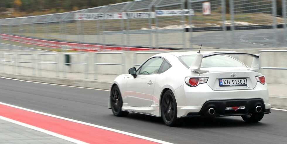 RASK NOK: GT86 er rask, men blir frakjørt av for eksempel Peugeot 208 GTi med turbomotor. RASK NOK: GT86 er rask, men blir frakjørt av for eksempel Peugeot 208 GTi med turbomotor.