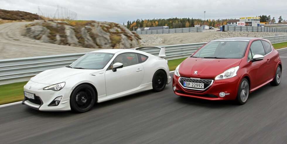 FRAKJØRT: GT86 er meget god i svingene, men må se seg frakjørt av 208 GTi på rettstrekkene. Likevel er vi ikke i tvil: GT86 er uten tvil den artigste på bane. FRAKJØRT: GT86 er meget god i svingene, men må se seg frakjørt av 208 GTi på rettstrekkene. Likevel er vi ikke i tvil: GT86 er uten tvil den artigste på bane.