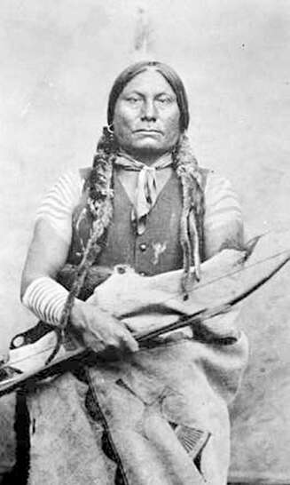 Sitting Bull (over) (1831¿90) og Gall (1840¿94) var to av lederne blant indianerne. Sitting Bull (over) (1831¿90) og Gall (1840¿94) var to av lederne blant indianerne.