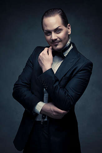 STEPHAN ULVUND ØIEN: Stephan Ulvund Øien jobber som internasjonal makeupartist hos IsaDora. Tidligere klienter inkluderer blant annet Eurovision og Kanye West. STEPHAN ULVUND ØIEN: Stephan Ulvund Øien jobber som internasjonal makeupartist hos IsaDora. Tidligere klienter inkluderer blant annet Eurovision og Kanye West.