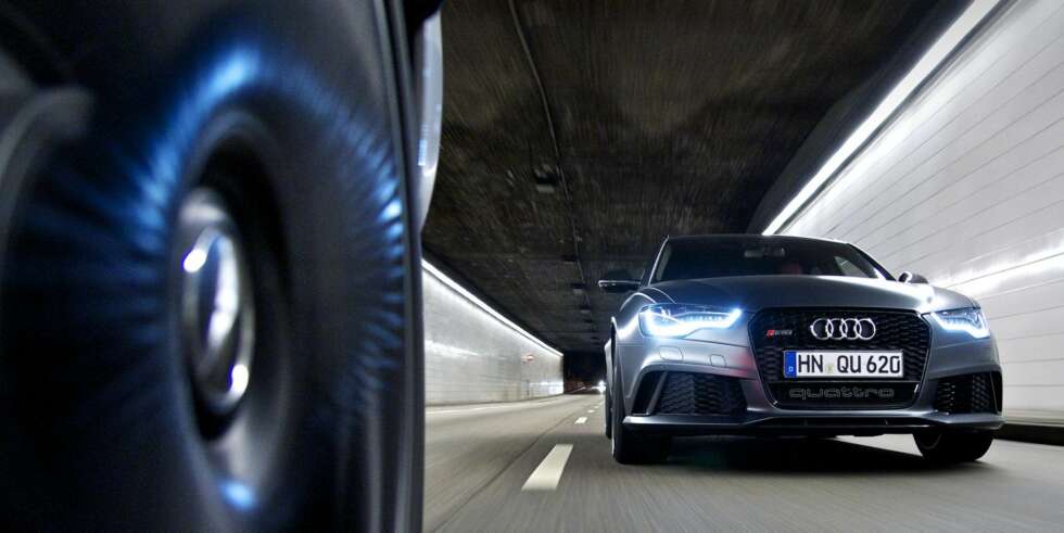 DUELL: 16 mil på øde bayersk autobahn. To 558-hesters V8 super-stasjonsvogner. Én natt på å nå toppfart. Let's go! FOTO: Tom Salt DUELL: 16 mil på øde bayersk autobahn. To 558-hesters V8 super-stasjonsvogner. Én natt på å nå toppfart. Let's go! FOTO: Tom Salt