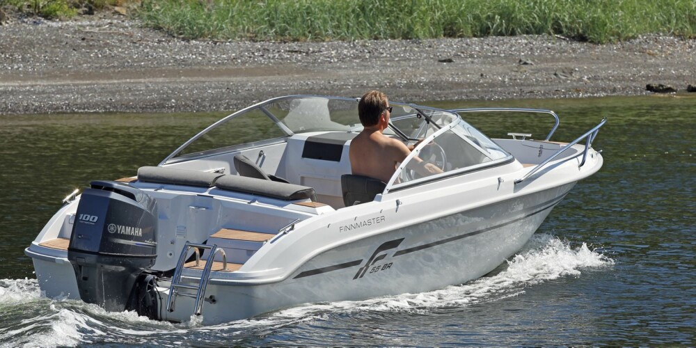MYE BÅT: Finnmaster 55 BR koster fra 260 000 kroner, og vi synes du får mye båt for pengene. FOTO: Petter Handeland. MYE BÅT: Finnmaster 55 BR koster fra 260 000 kroner, og vi synes du får mye båt for pengene. FOTO: Petter Handeland.