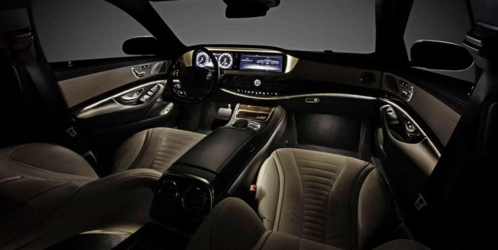BELYSNING: Mercedes S-klasse med ambience belysning innvendig. FOTO: Daimler AG BELYSNING: Mercedes S-klasse med ambience belysning innvendig. FOTO: Daimler AG