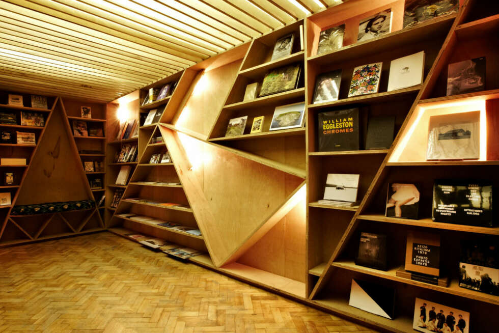 BREDT KONSEPT: -Vårt mål var å skape et sted som inneholdt alt det vi var interessert i, som musikk, mote, litteratur og design, sier innkjøper Jack Cassidy. Her ser du butikkens bibliotek og musikkutsalg. BREDT KONSEPT: -Vårt mål var å skape et sted som inneholdt alt det vi var interessert i, som musikk, mote, litteratur og design, sier innkjøper Jack Cassidy. Her ser du butikkens bibliotek og musikkutsalg.