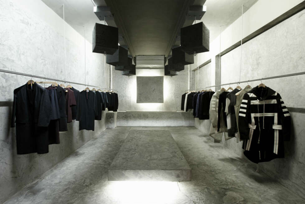 EKSPERIMENTELT: Hvert rom på LN-CC har et særegent trekk. Dette rommet fokuserer på eksperimentelle designerklær fra banebrytende designere som Haider Ackermann, Yohji Yamamoto og Yang Li. EKSPERIMENTELT: Hvert rom på LN-CC har et særegent trekk. Dette rommet fokuserer på eksperimentelle designerklær fra banebrytende designere som Haider Ackermann, Yohji Yamamoto og Yang Li.