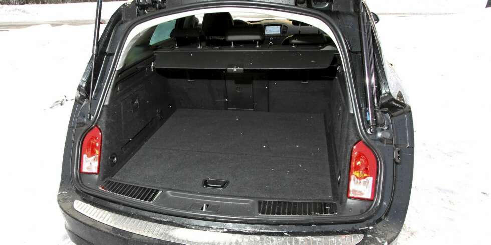 TRANGT: Den lave taklinjen og de brede innerskjermene stjeler mye plass i bagasjerommet. 540 liter er 63 liter mindre enn VW Passat. TRANGT: Den lave taklinjen og de brede innerskjermene stjeler mye plass i bagasjerommet. 540 liter er 63 liter mindre enn VW Passat.