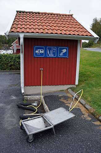 SENTRAL STASJON: Her er greiene bobil-eierne må lære seg å håndtere - tømming av gråvann og toalett, fylling av friskt vann. FOTO: Geir Svardal SENTRAL STASJON: Her er greiene bobil-eierne må lære seg å håndtere - tømming av gråvann og toalett, fylling av friskt vann. FOTO: Geir Svardal