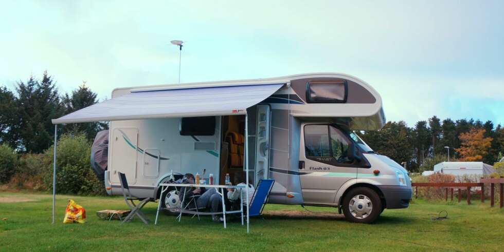 KORT OG GODT: Knapt noe er som å parkere bobilen, få ut campingmøblene og slappe av med et slag kort. FOTO: Geir Svardal KORT OG GODT: Knapt noe er som å parkere bobilen, få ut campingmøblene og slappe av med et slag kort. FOTO: Geir Svardal