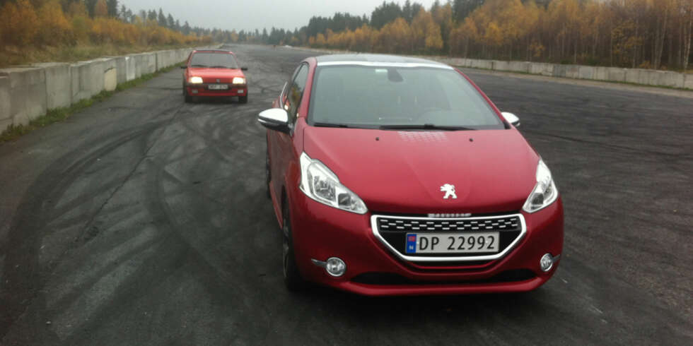 I AM LEGEND: Dagens lille GTI fra Peugeot er langt raskere og mer komfortabel enn 80-tallslegenden som skimtes bak. Men når det gjelder kulhetsgraden er 208 GTI sjanseløs. FOTO: Martin Jansen I AM LEGEND: Dagens lille GTI fra Peugeot er langt raskere og mer komfortabel enn 80-tallslegenden som skimtes bak. Men når det gjelder kulhetsgraden er 208 GTI sjanseløs. FOTO: Martin Jansen