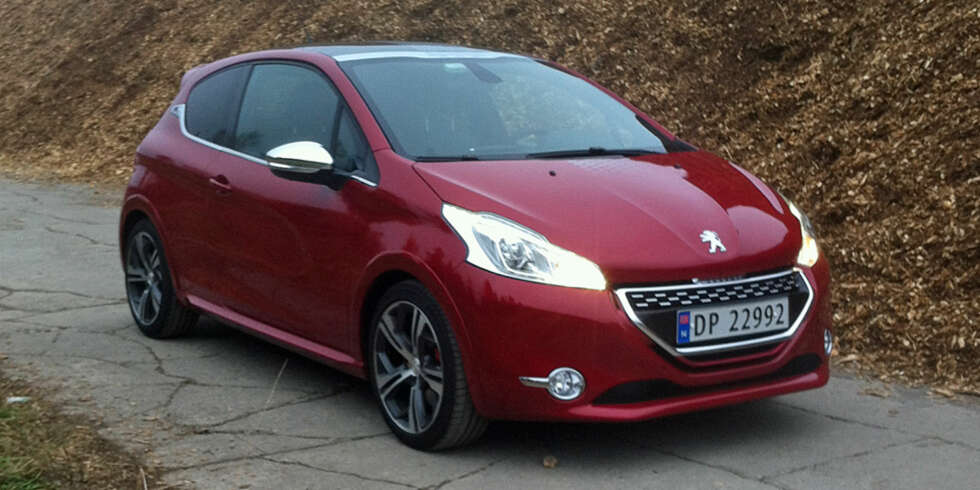 GÅR SOM EN KULE: Et ikon like stort som stamfar Peugeot 205 GTI blir Peugeot 208 GTI neppe. Til det har den for tantene sittestilling og for pyntelige veiegenskaper. Men den går som en kule og oppfører seg ellers slik en moderne småbil skal. FOTO: Martin Jansen GÅR SOM EN KULE: Et ikon like stort som stamfar Peugeot 205 GTI blir Peugeot 208 GTI neppe. Til det har den for tantene sittestilling og for pyntelige veiegenskaper. Men den går som en kule og oppfører seg ellers slik en moderne småbil skal. FOTO: Martin Jansen