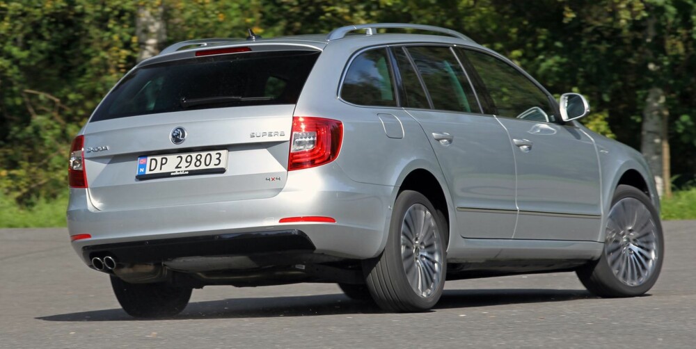 FOLKEBIL: Skoda Superb er trygg og stabil, men tross relativt stram fjæring er den ikke sportslig. Også i dyreste utgave kjører den som en rimeligere folkebil. FOTO: Petter Handeland FOLKEBIL: Skoda Superb er trygg og stabil, men tross relativt stram fjæring er den ikke sportslig. Også i dyreste utgave kjører den som en rimeligere folkebil. FOTO: Petter Handeland