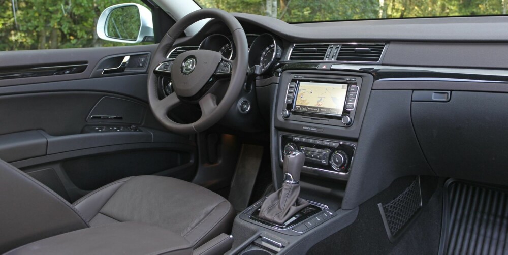 TRAUST: Skoda-interiøret er godt pyntet med mye utstyr, men likevel traust. FOTO: Petter Handeland TRAUST: Skoda-interiøret er godt pyntet med mye utstyr, men likevel traust. FOTO: Petter Handeland