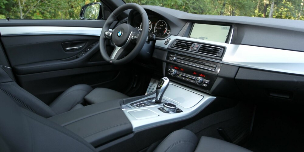 KLASSEFORSKJELL: Én klasse opp, i alt: Interiøret i BMW 5-serie er svært solid og moderne. FOTO: Petter Handeland KLASSEFORSKJELL: Én klasse opp, i alt: Interiøret i BMW 5-serie er svært solid og moderne. FOTO: Petter Handeland