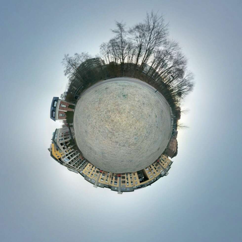 MINI-PLANET: Med Photo Sphere funksjonen i den nye kamera-appen kan du lett lage slike mini-planter av landskapet rundt deg. MINI-PLANET: Med Photo Sphere funksjonen i den nye kamera-appen kan du lett lage slike mini-planter av landskapet rundt deg.