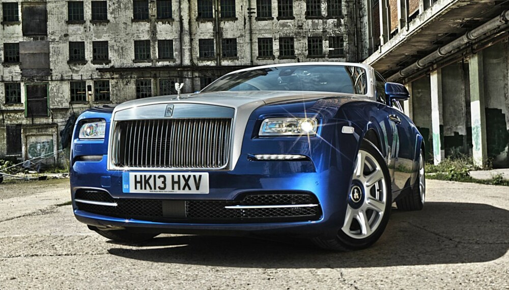 VEKKER OPPMERKSOMHET: Reaksjonen fra omgivelsene bekrefter at Rolls-Royce Wraith virker litt spesiell, selv når den sammenlignes med sine familiemedlemmer. Folk stirrer. Ruller du ned vinduene, får du et flerstemt kor av utsagn fra folk langs fortauene, og de fleste ytrer varianter av «Wow!». FOTO: Lee Brimble VEKKER OPPMERKSOMHET: Reaksjonen fra omgivelsene bekrefter at Rolls-Royce Wraith virker litt spesiell, selv når den sammenlignes med sine familiemedlemmer. Folk stirrer. Ruller du ned vinduene, får du et flerstemt kor av utsagn fra folk langs fortauene, og de fleste ytrer varianter av «Wow!». FOTO: Lee Brimble