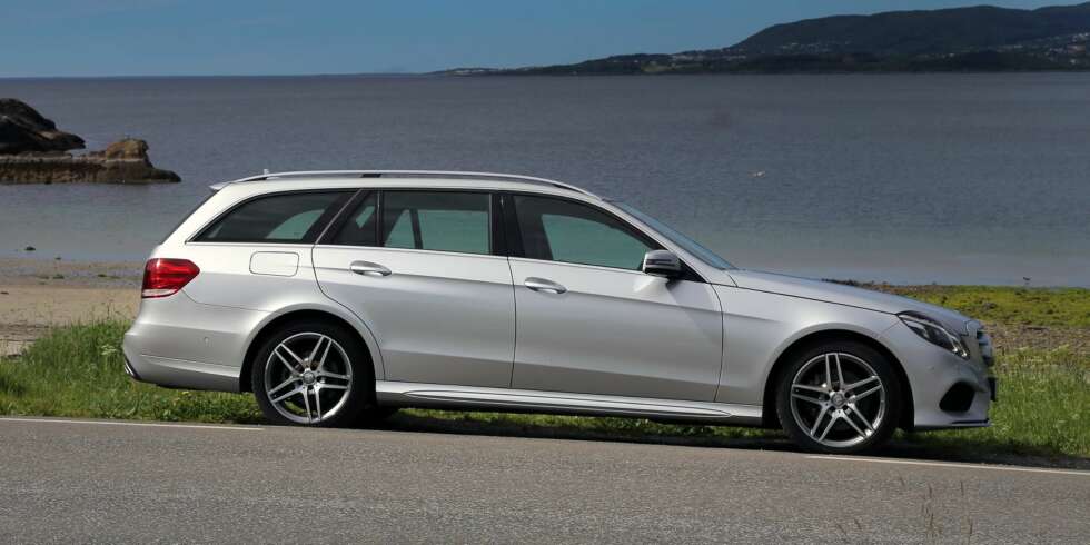 SPORTY: E-klasse med AMG-sportspakke har spreke utvendige elementer som store hjul, perforerte bremseskiver og et lett overdimensjonert eksosanlegg. FOTO: Terje Bjørnsen SPORTY: E-klasse med AMG-sportspakke har spreke utvendige elementer som store hjul, perforerte bremseskiver og et lett overdimensjonert eksosanlegg. FOTO: Terje Bjørnsen