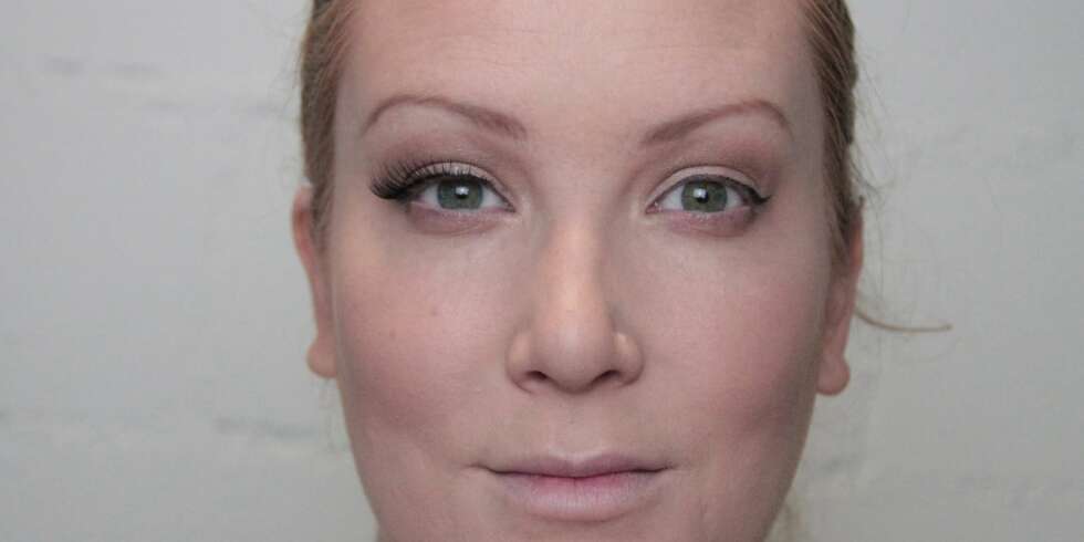 CASTOROLJE: Kan oljen som først og fremst er kjent som et avføringsmiddel gjøre vippene hennes lengre og fyldigere? Eller må Tove fortsette å ty til falske vipper når hun ønsker maks vippevolum? Under ser du resultatet etter 36 dager med castorolje-testing. CASTOROLJE: Kan oljen som først og fremst er kjent som et avføringsmiddel gjøre vippene hennes lengre og fyldigere? Eller må Tove fortsette å ty til falske vipper når hun ønsker maks vippevolum? Under ser du resultatet etter 36 dager med castorolje-testing.