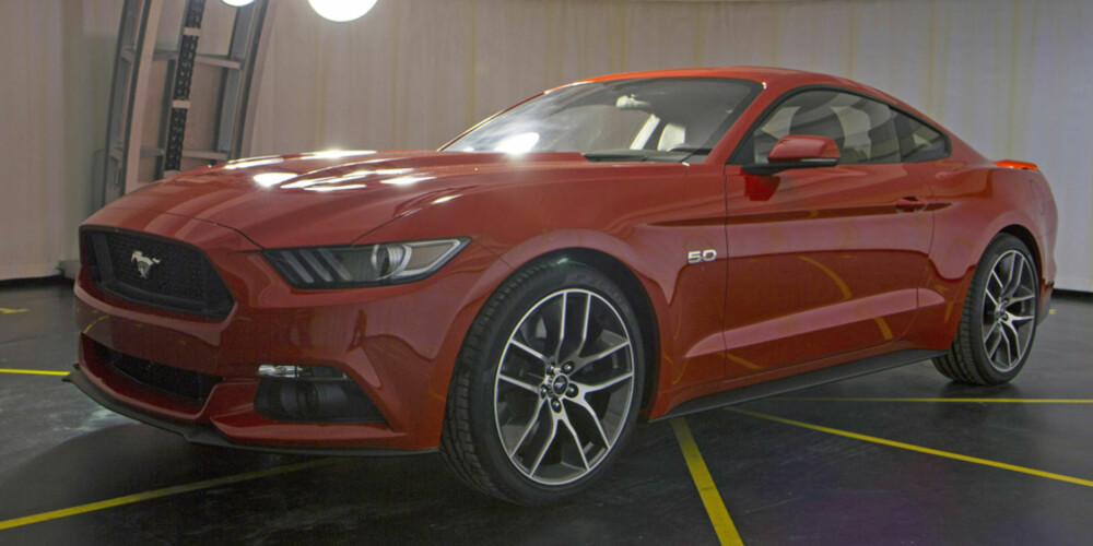 MED FIRE SYLINDRE: For første gang kommer ikoniske Ford Mustang til Europa gjennom det Fords eget forhandlernettverk. FOTO: Ford MED FIRE SYLINDRE: For første gang kommer ikoniske Ford Mustang til Europa gjennom det Fords eget forhandlernettverk. FOTO: Ford