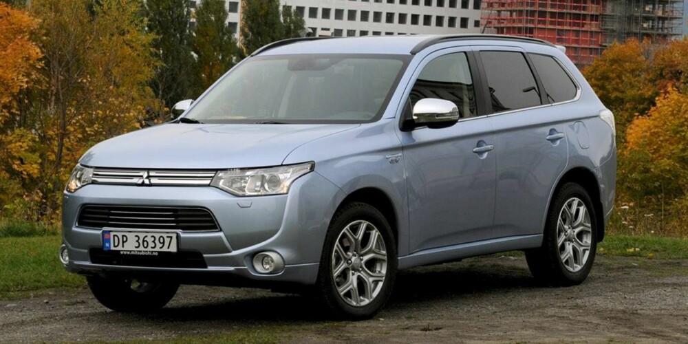 LADBAR SUV: Outlander PHEV er tilgjengelig i to velutstyrte varianter, ifølge Mitsubishi i Norge: Intense 434 900 kroner og Instyle+ 459 900 kroner. FOTO: Mitsubishi Norge LADBAR SUV: Outlander PHEV er tilgjengelig i to velutstyrte varianter, ifølge Mitsubishi i Norge: Intense 434 900 kroner og Instyle+ 459 900 kroner. FOTO: Mitsubishi Norge