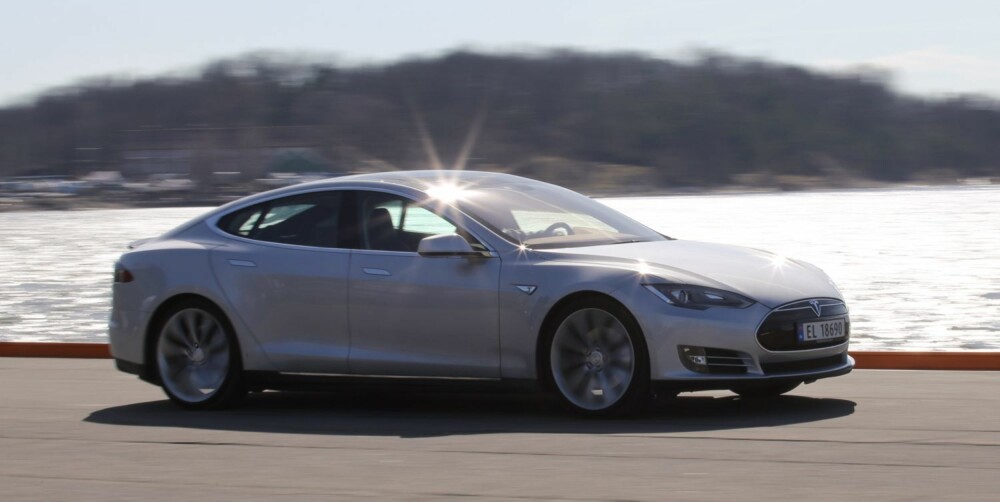 SÅ DET REKKER: Vår forbruks- og rekkeviddetest viser at Tesla Model S har bra kapasitet til å gjennomføre langturer uten mellomlading. Men korrekt kjørestil betyr mye. SÅ DET REKKER: Vår forbruks- og rekkeviddetest viser at Tesla Model S har bra kapasitet til å gjennomføre langturer uten mellomlading. Men korrekt kjørestil betyr mye.
