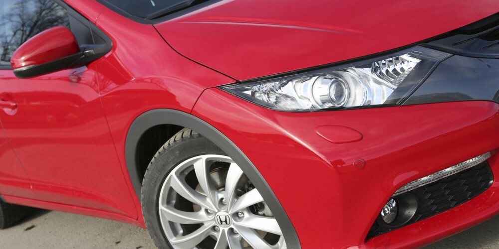 SKILLER SEG UT: Både i form og detaljer skiller Honda Civic seg ut fra storselgerne i kompaktklassen. En bil for deg som liker å kjøre noe annet enn naboene. SKILLER SEG UT: Både i form og detaljer skiller Honda Civic seg ut fra storselgerne i kompaktklassen. En bil for deg som liker å kjøre noe annet enn naboene.
