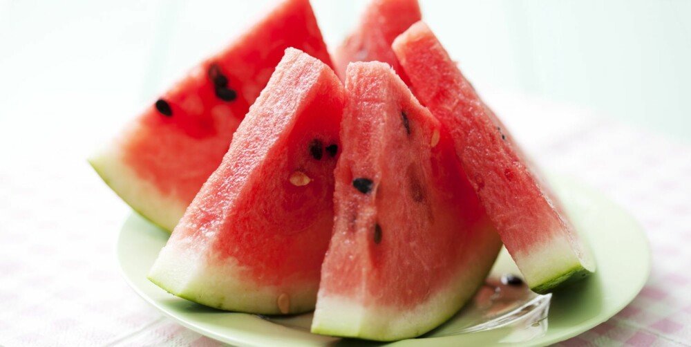 VANNMELON: Trodde du at vannmeloner bare inneholdt vann? Vel, de kunne like gjerne ha blitt kalt vitaminmeloner eller vitameloner, da de er fylt med lykopen og betakaroten. Disse vitaminene beskytter huden og reparerer solskader i huden, som allerede er der. VANNMELON: Trodde du at vannmeloner bare inneholdt vann? Vel, de kunne like gjerne ha blitt kalt vitaminmeloner eller vitameloner, da de er fylt med lykopen og betakaroten. Disse vitaminene beskytter huden og reparerer solskader i huden, som allerede er der.