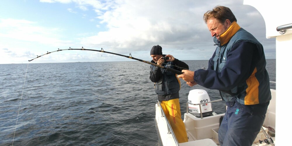 STABIL: Selv med tre personer på en side krenger ikke båten nevneverdig. God stabilitet er viktig, både på fisketur og på tur med familien. STABIL: Selv med tre personer på en side krenger ikke båten nevneverdig. God stabilitet er viktig, både på fisketur og på tur med familien.