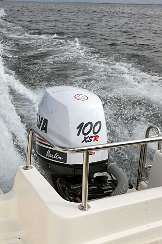 TILSTREKKELIG: 100-hesters motor er tilstrekkelig på 230 Fisker. Planingsterskelen er lav og på full gass leser vi av rett over 30 knop på GPS¿en. FOTO: Petter Handeland TILSTREKKELIG: 100-hesters motor er tilstrekkelig på 230 Fisker. Planingsterskelen er lav og på full gass leser vi av rett over 30 knop på GPS¿en. FOTO: Petter Handeland