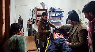 Skutt: En mann er brakt til et lite sykehus i Aleppo etter å ha blitt skutt av en snikskytter. Han blir erklært død ved ankomst. Skutt: En mann er brakt til et lite sykehus i Aleppo etter å ha blitt skutt av en snikskytter. Han blir erklært død ved ankomst.