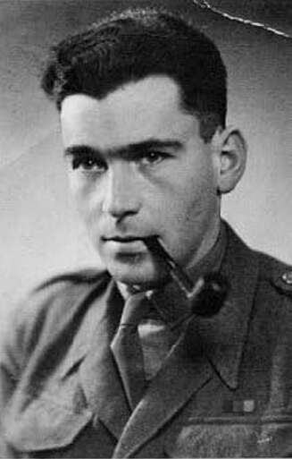 Ble det tatt bilder av britiske offiserer uten pipa i munnen? Karen med den karakteristiske tøffe looken er Hanns Alexander. Han kom til konsentrasjonsleiren Belsen våren 1945, og rystet av synet meldte han seg frivillig til å jakte krigsforbrytere. Ble det tatt bilder av britiske offiserer uten pipa i munnen? Karen med den karakteristiske tøffe looken er Hanns Alexander. Han kom til konsentrasjonsleiren Belsen våren 1945, og rystet av synet meldte han seg frivillig til å jakte krigsforbrytere.