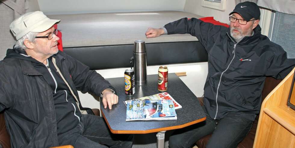 SALONG: Vi Menn Bobil i samtale med Ulf Sellgren (t.h.) i Nanoqs vesle salong. Salongen kan gjøres om til én sengeplass. FOTO: Petter Handeland SALONG: Vi Menn Bobil i samtale med Ulf Sellgren (t.h.) i Nanoqs vesle salong. Salongen kan gjøres om til én sengeplass. FOTO: Petter Handeland