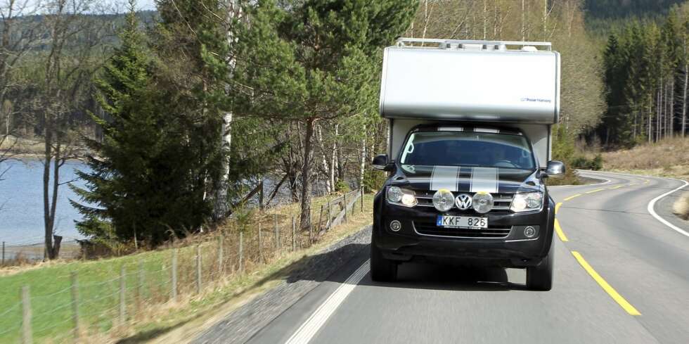 TRYGG: VW Amarok kjører greit selv med en 650 kilo tung boenhet ""på ryggen"". FOTO: Petter Handeland TRYGG: VW Amarok kjører greit selv med en 650 kilo tung boenhet ""på ryggen"". FOTO: Petter Handeland