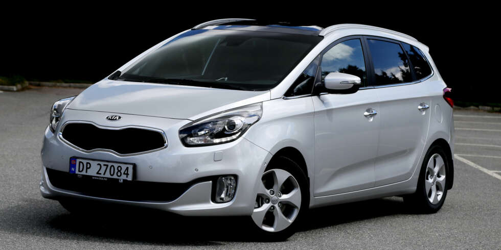 FULLPAKKET: Kia Carens er fullpakket av praktiske løsninger og vår Executive Plus-versjon har mengder av utstyr. FULLPAKKET: Kia Carens er fullpakket av praktiske løsninger og vår Executive Plus-versjon har mengder av utstyr.