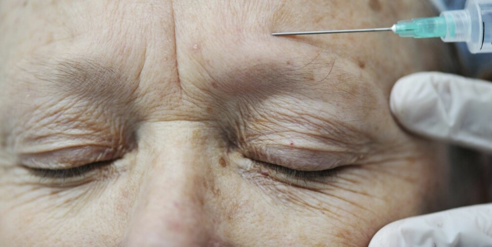 GLEM BOTOX OG KUNSTIG HUD: - Våre kunder ønsker seg ikke et ansikt som for enhver pris skal se glatt ut. Derfor er både Botox og Restylane utelukket. En 40-åring som har tatt vare på huden sin og samtidig har mimikken i behold, er absolutt å foretrekke, framfor uttrykksløs, glatt hud. Det er en motbevegelse mot det kunstige, men også denne kvinnen ønsker seg effektive og varige resultater, sier ekspertene. GLEM BOTOX OG KUNSTIG HUD: - Våre kunder ønsker seg ikke et ansikt som for enhver pris skal se glatt ut. Derfor er både Botox og Restylane utelukket. En 40-åring som har tatt vare på huden sin og samtidig har mimikken i behold, er absolutt å foretrekke, framfor uttrykksløs, glatt hud. Det er en motbevegelse mot det kunstige, men også denne kvinnen ønsker seg effektive og varige resultater, sier ekspertene.