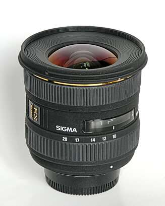 VIDVINKEL: Med et skikkelig vidvinkelobjektiv er det lettere å ta gode stjernespor-bilder, som for eksempel dette 10-20mm-objektivet fra Sigma. VIDVINKEL: Med et skikkelig vidvinkelobjektiv er det lettere å ta gode stjernespor-bilder, som for eksempel dette 10-20mm-objektivet fra Sigma.